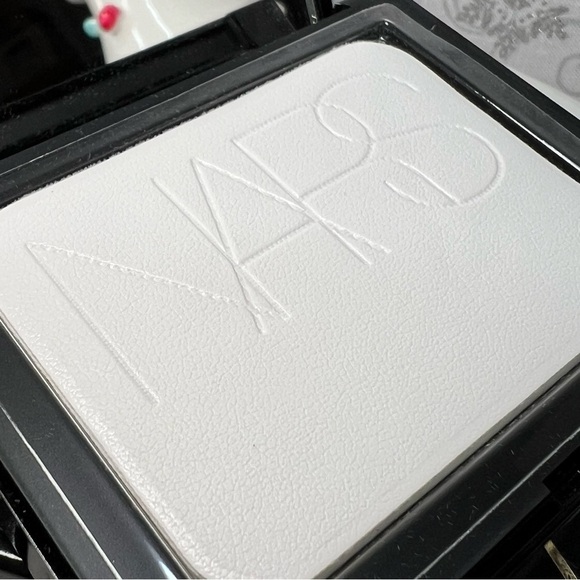 NARS Light Reflecting Setting Pressed Powder | Shade Crystal | Christmas - Picture 9 of 11